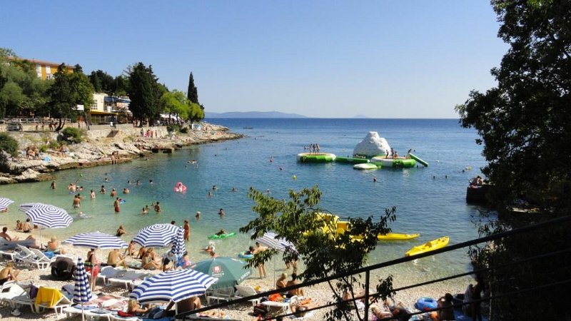 DSC00687 01.JPG - Ötletes játék gyerekeknek, jéghegy mászó.